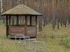Drei Sterne Waldhütte: Fahrradständer, Sitzbänke und Abfallbehälter. / Three star forest hut: bike racks, benches and rubbish bin.