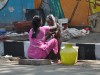 Eine Frau wäscht Ihr Kind auf der Straße