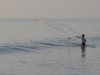 Ein Fischer wirft sein Netz aus