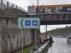Hier scheint es öfters zu regnen. Ein Schild weist daraufhin das sich Motorradfahrer unter der Brücke unterstellen können.