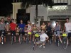 Nachtfahrt durch Melaka mit anderen Radreisenden und Touristen