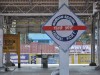 Dreifache Beschriftung auf dem Stationsschild: Tamil, Hindi und Englisch
