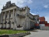 Die Christchurch Kathedrale wurde bei einem Erdbeben schwer beschädigt, die Mauern werden mit Schiffscontainern gestützt