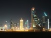 Ein Teil der Skyline von Dubai bei Nacht
